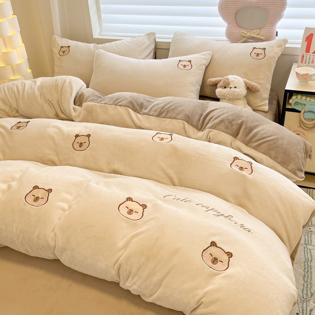 91家纺网 家纺一手货源 找家纺 如一 2025新款200克缸染高克重精绣牛奶绒四件套 绒-卡皮巴拉-杏咖