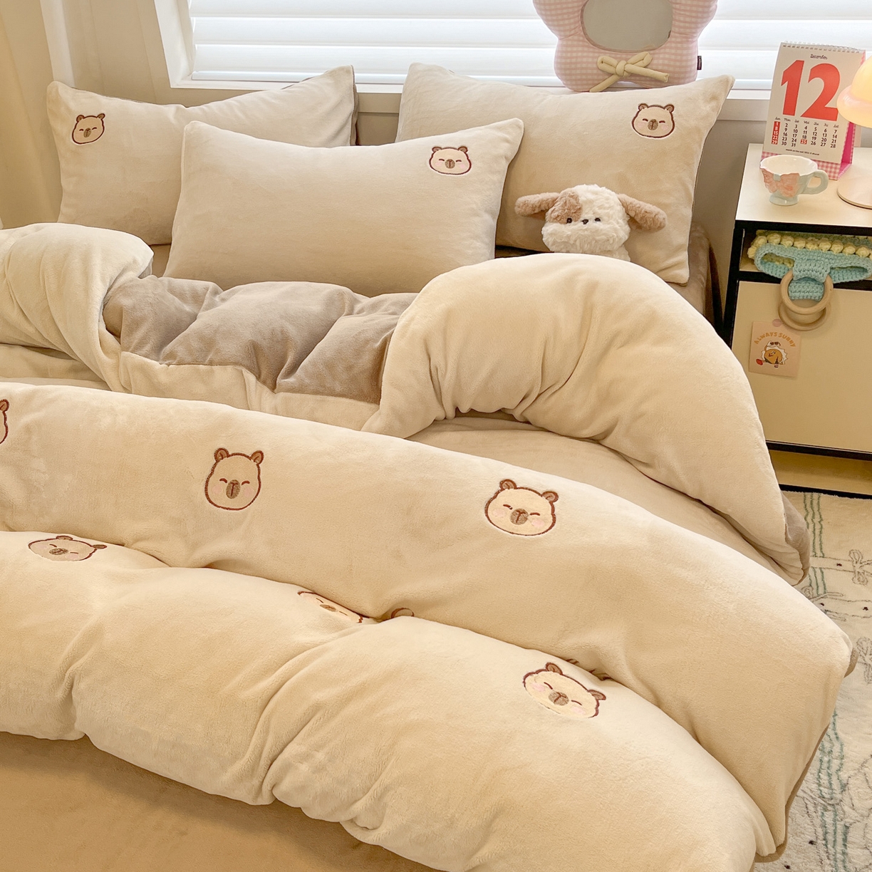 91家纺网 家纺一手货源 找家纺 如一 2025新款200克缸染高克重精绣牛奶绒四件套 绒-卡皮巴拉-杏咖