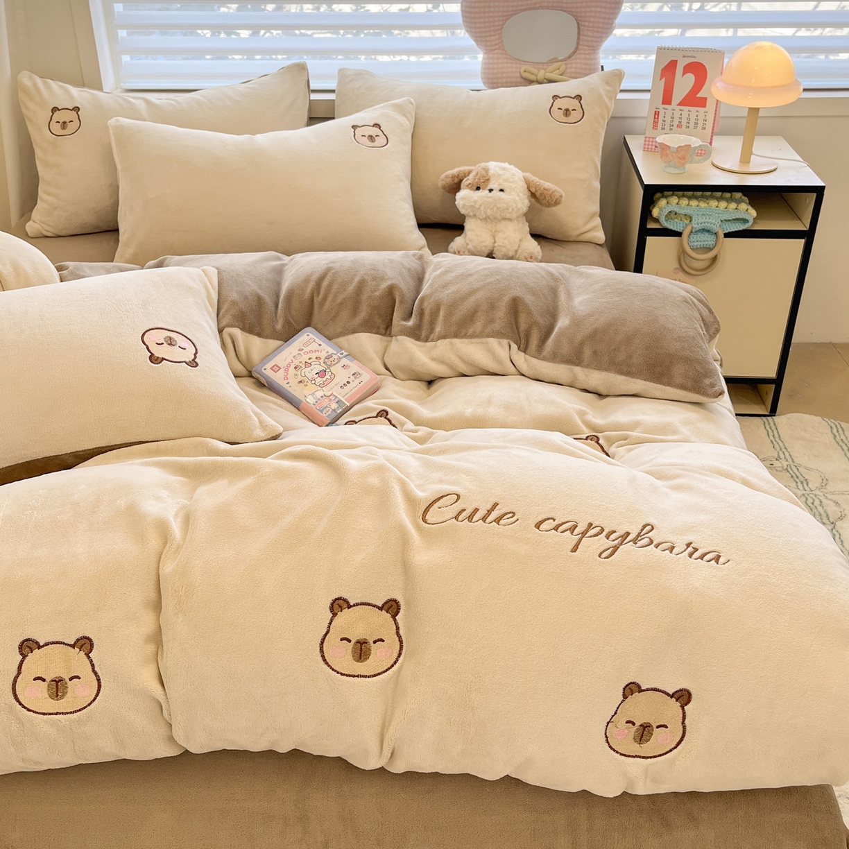 91家纺网 家纺一手货源 找家纺 如一 2025新款200克缸染高克重精绣牛奶绒四件套 绒-卡皮巴拉-杏咖