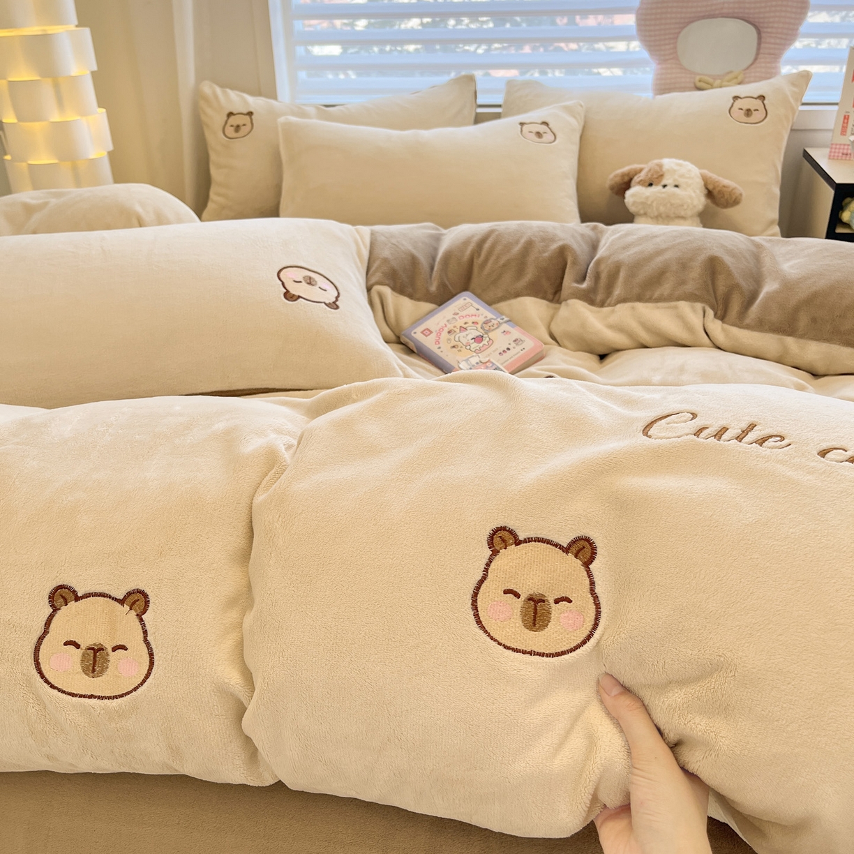 91家纺网 家纺一手货源 找家纺 如一 2025新款200克缸染高克重精绣牛奶绒四件套 绒-卡皮巴拉-杏咖