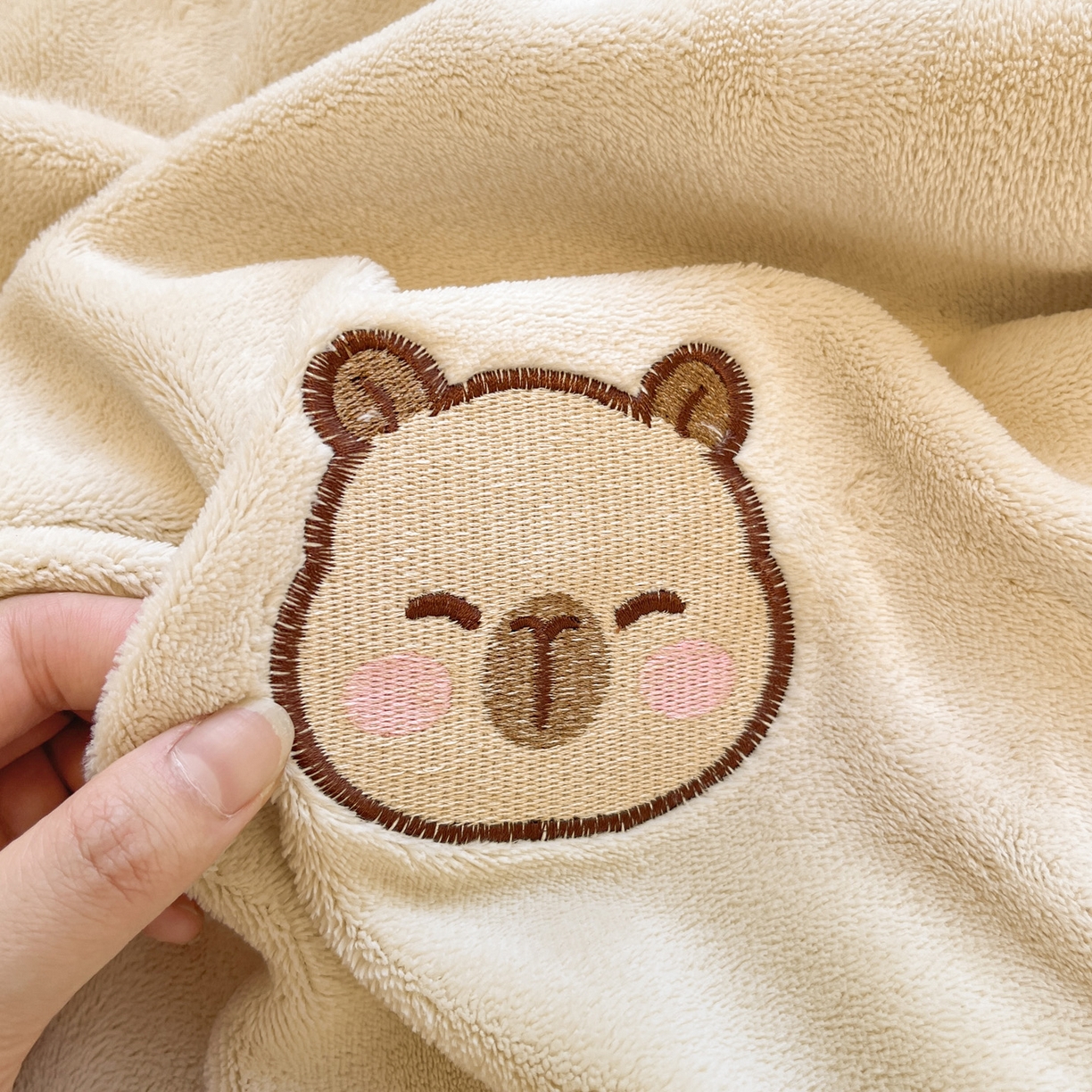 91家纺网 家纺一手货源 找家纺 如一 2025新款200克缸染高克重精绣牛奶绒四件套 绒-卡皮巴拉-杏咖