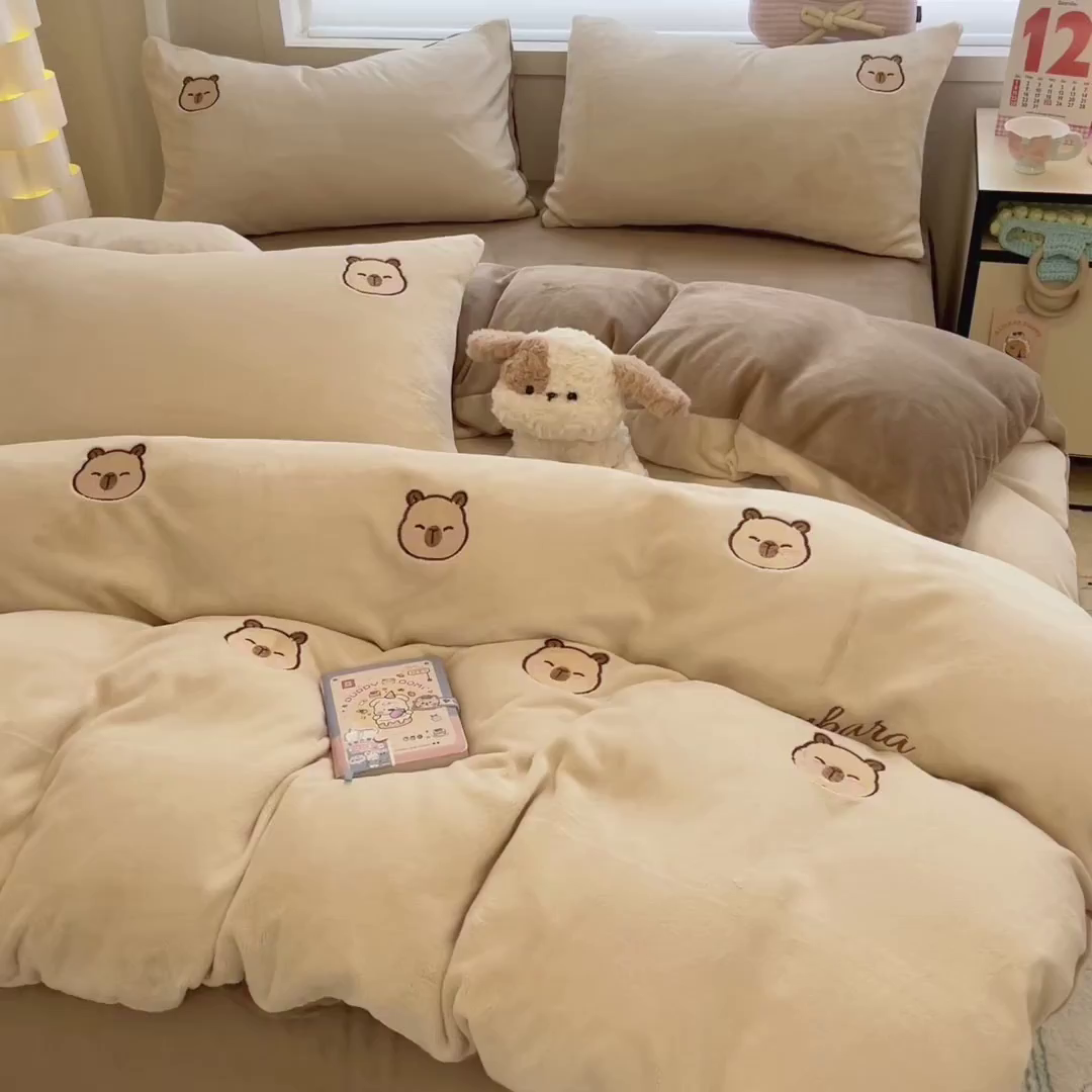 91家纺网 家纺一手货源 找家纺 如一 2025新款200克缸染高克重精绣牛奶绒四件套 绒-卡皮巴拉-杏咖