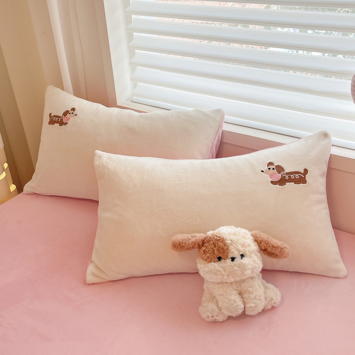 91家纺网 家纺一手货源 找家纺 如一 2025新款200克缸染高克重精绣牛奶绒四件套 绒-腊肠狗-白粉