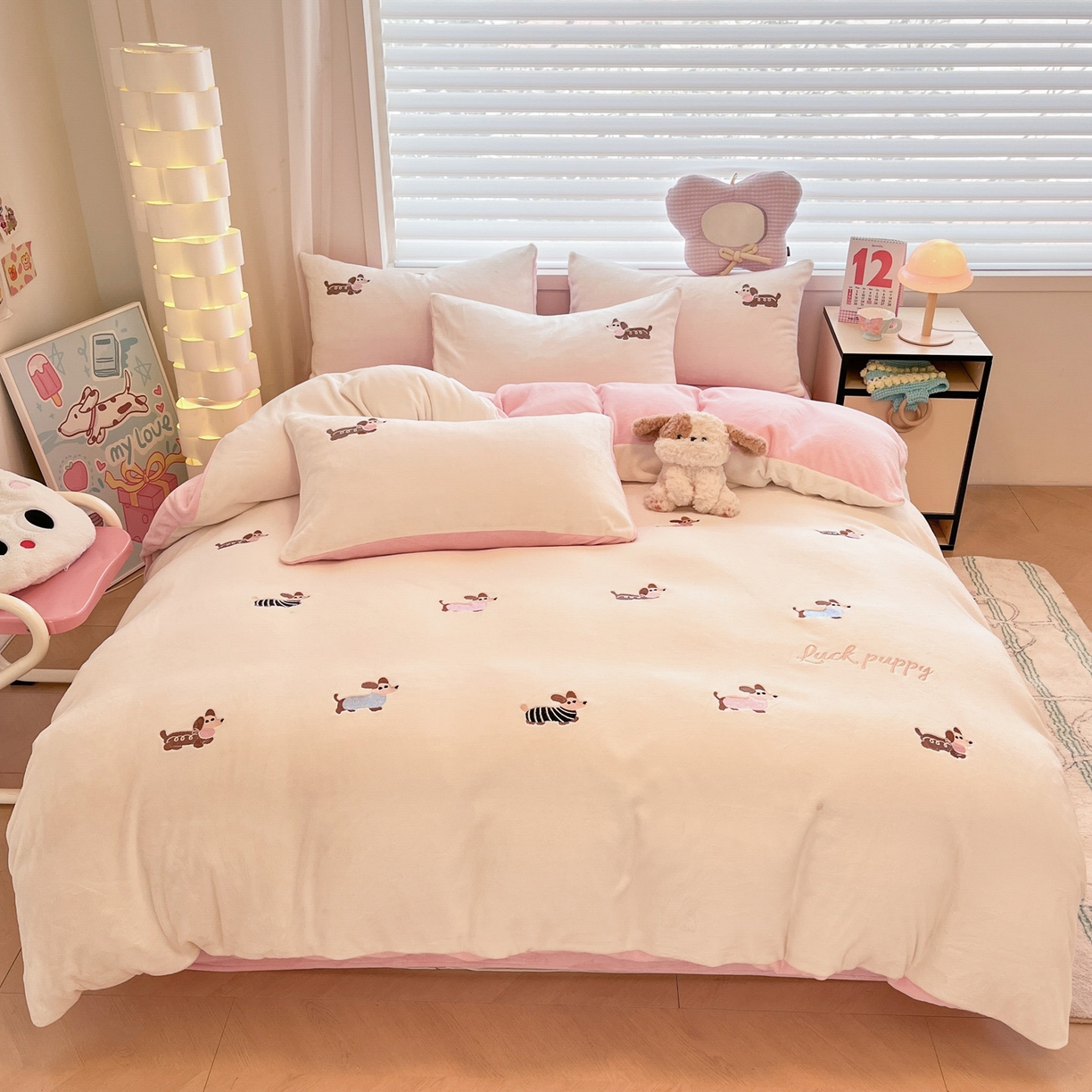 91家纺网 家纺一手货源 找家纺 如一 2025新款200克缸染高克重精绣牛奶绒四件套 绒-腊肠狗-白粉