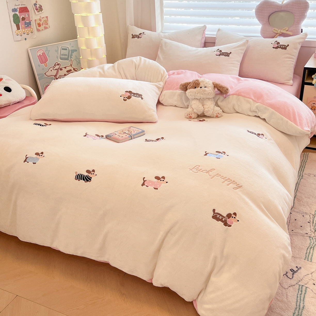 91家纺网 家纺一手货源 找家纺 如一 2025新款200克缸染高克重精绣牛奶绒四件套 绒-腊肠狗-白粉