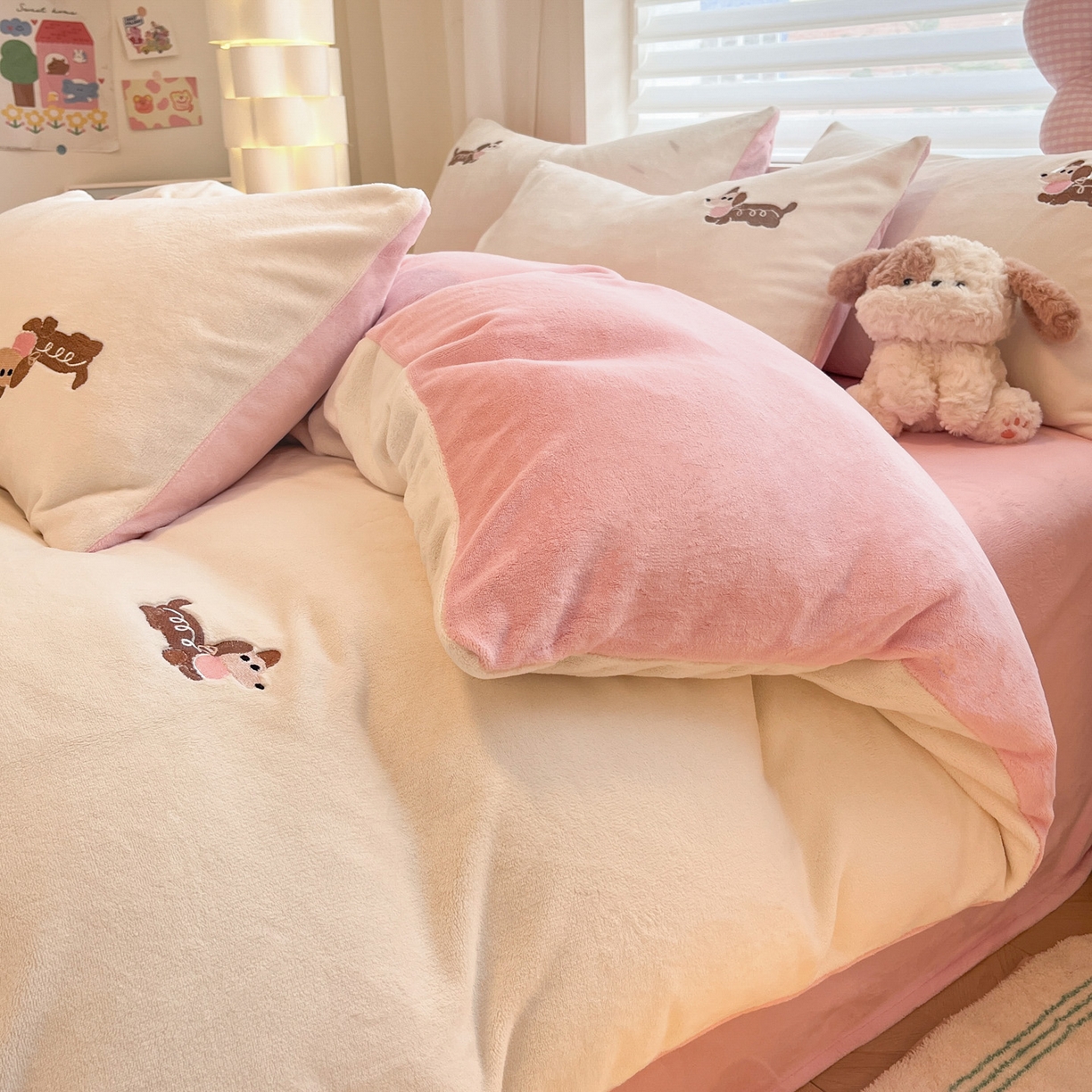 91家纺网 家纺一手货源 找家纺 如一 2025新款200克缸染高克重精绣牛奶绒四件套 绒-腊肠狗-白粉