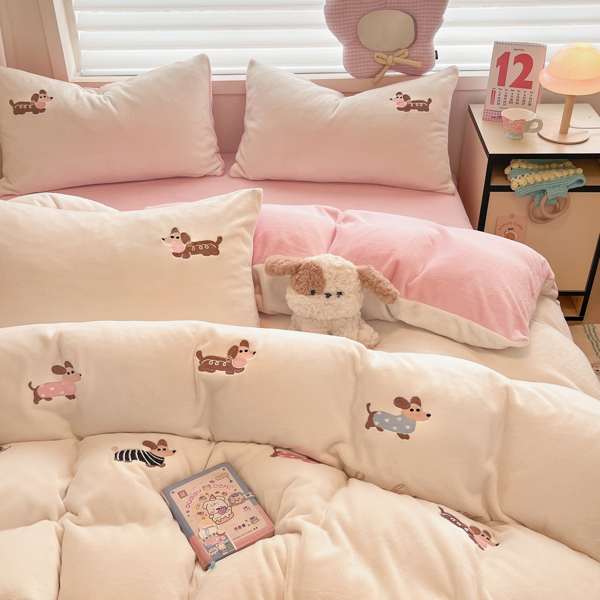 91家纺网 家纺一手货源 找家纺 如一 2025新款200克缸染高克重精绣牛奶绒四件套 绒-腊肠狗-白粉