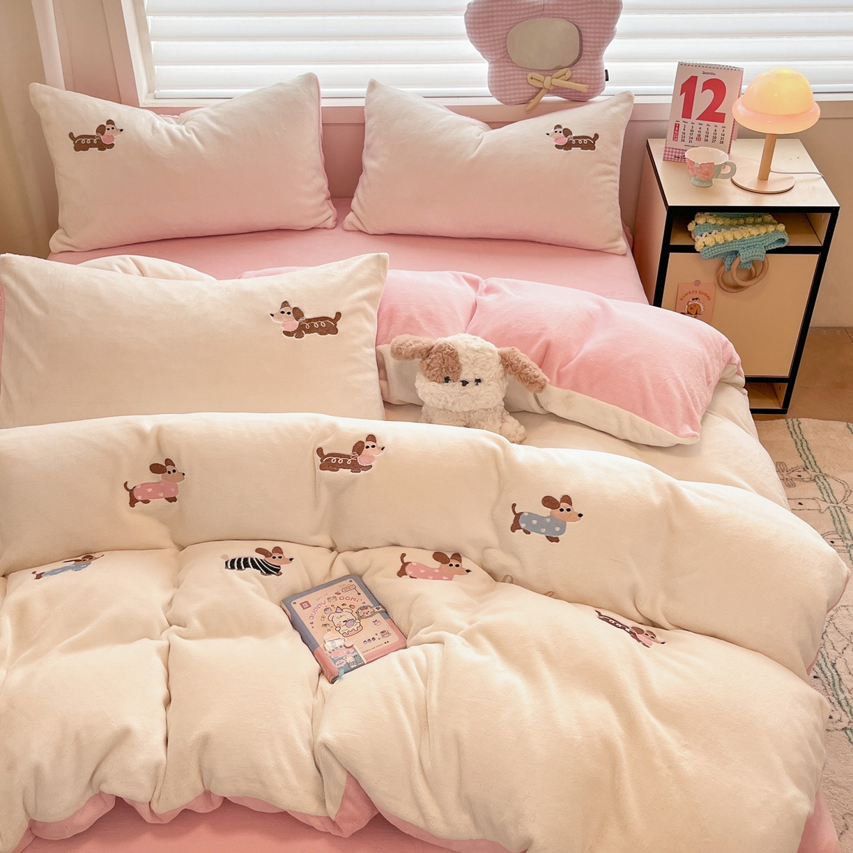 91家纺网 家纺一手货源 找家纺 如一 2025新款200克缸染高克重精绣牛奶绒四件套 绒-腊肠狗-白粉