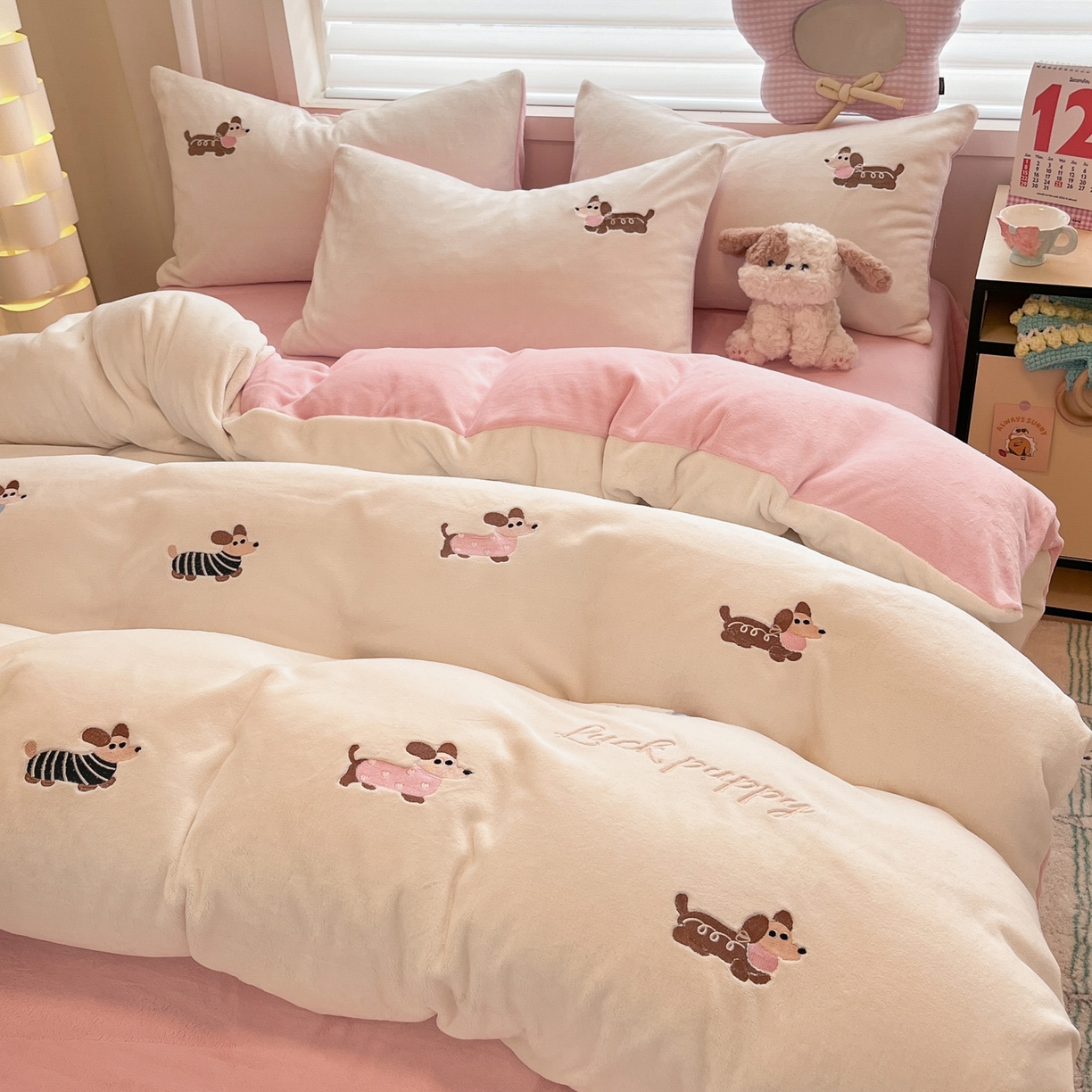 91家纺网 家纺一手货源 找家纺 如一 2025新款200克缸染高克重精绣牛奶绒四件套 绒-腊肠狗-白粉