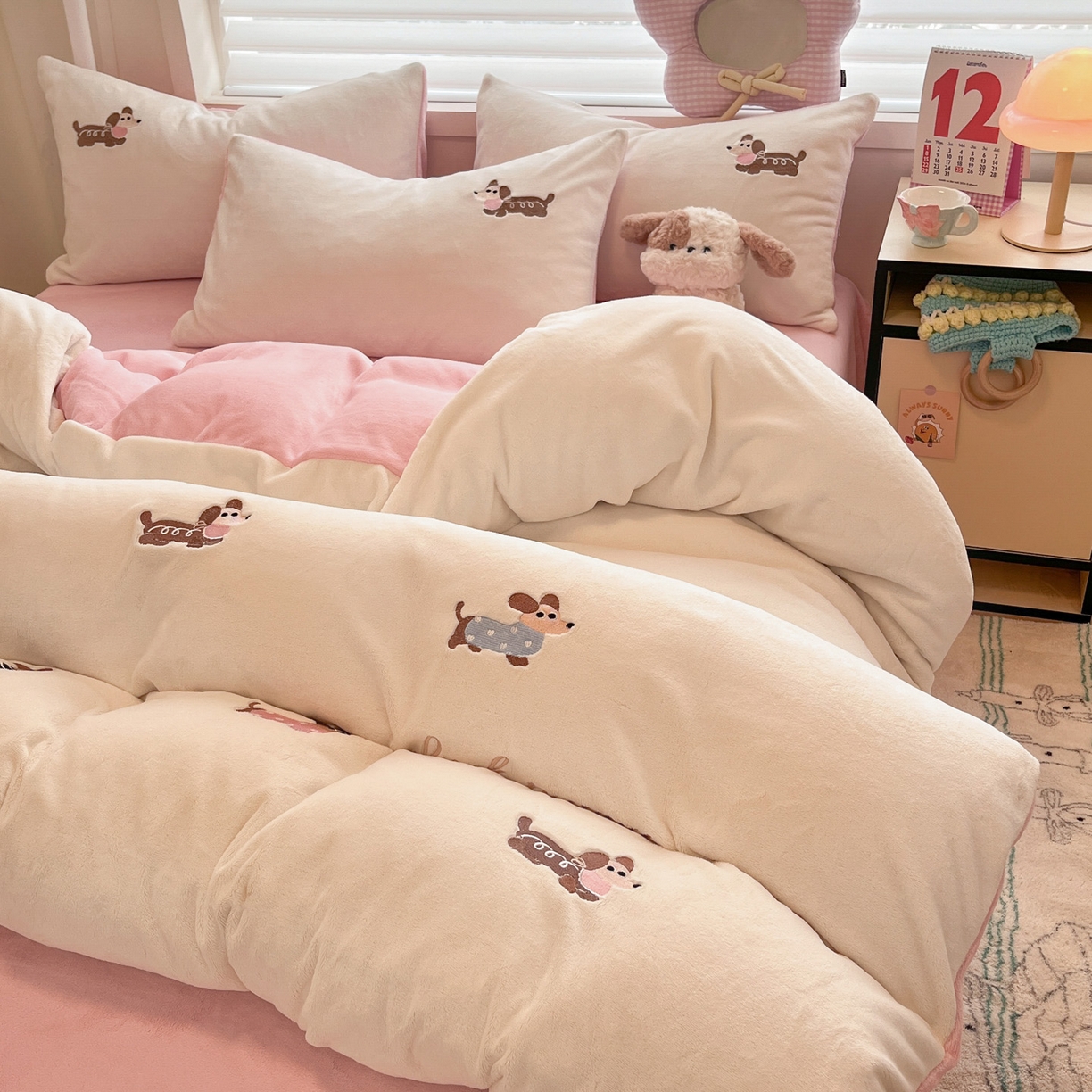 91家纺网 家纺一手货源 找家纺 如一 2025新款200克缸染高克重精绣牛奶绒四件套 绒-腊肠狗-白粉