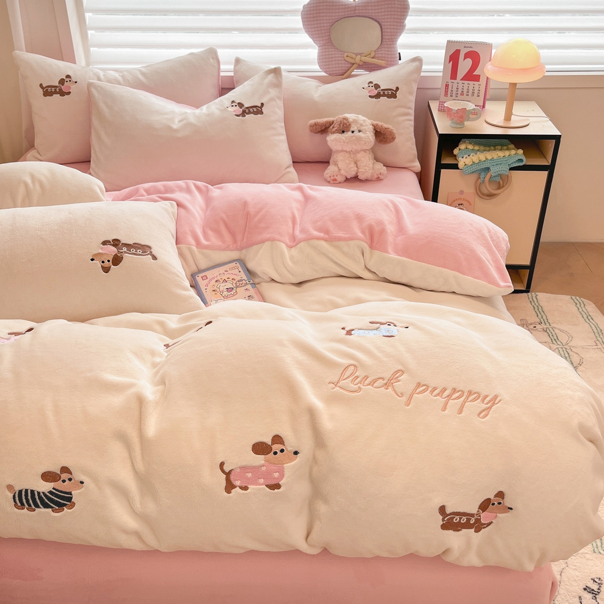 91家纺网 家纺一手货源 找家纺 如一 2025新款200克缸染高克重精绣牛奶绒四件套 绒-腊肠狗-白粉