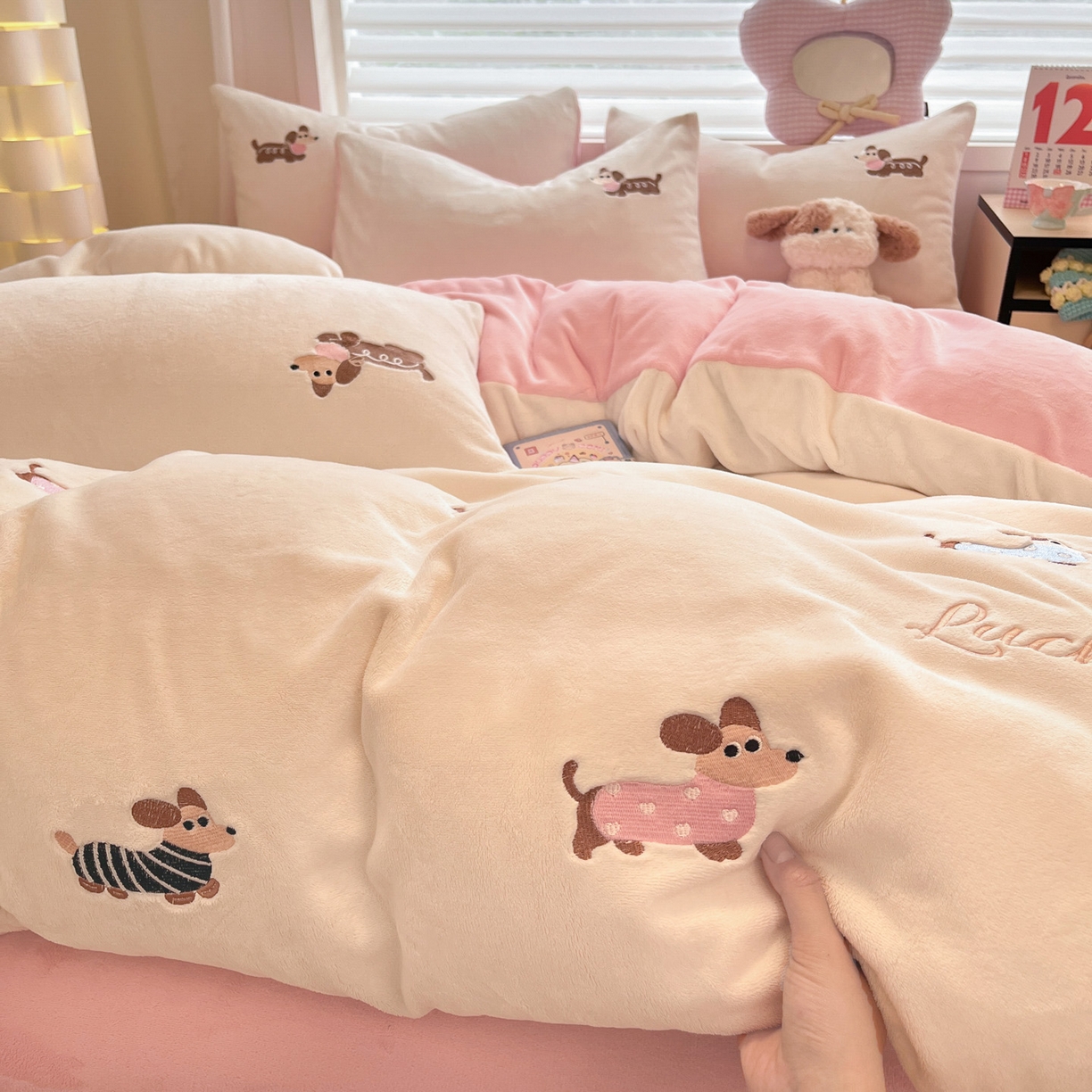 91家纺网 家纺一手货源 找家纺 如一 2025新款200克缸染高克重精绣牛奶绒四件套 绒-腊肠狗-白粉