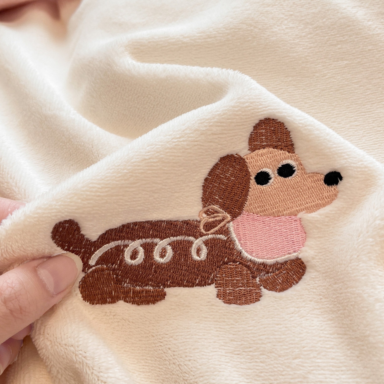 91家纺网 家纺一手货源 找家纺 如一 2025新款200克缸染高克重精绣牛奶绒四件套 绒-腊肠狗-白粉