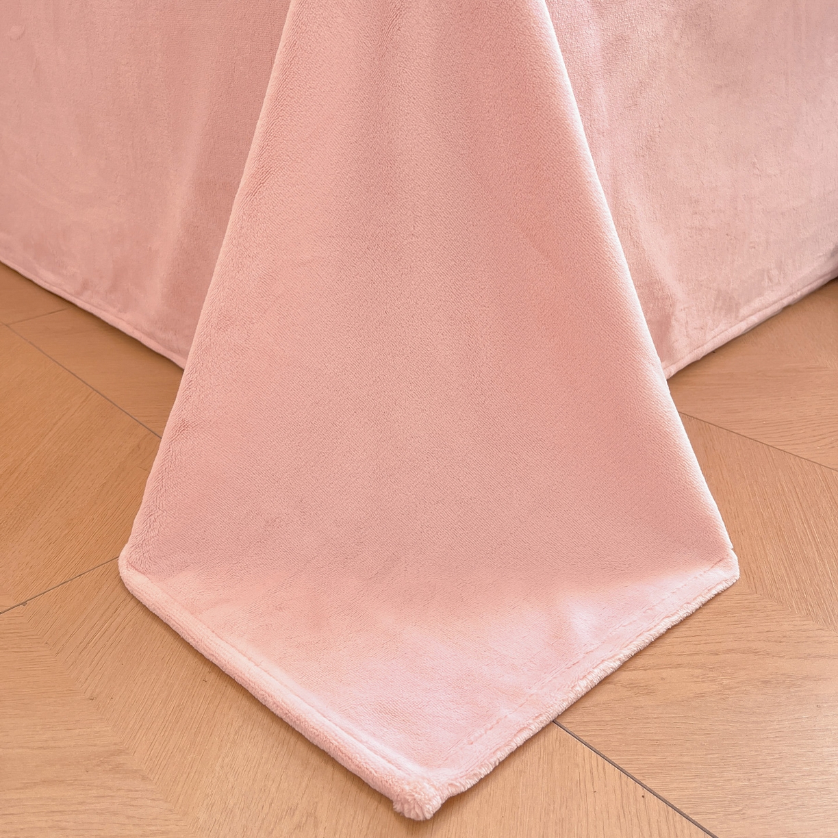 91家纺网 家纺一手货源 找家纺 如一 2025新款200克缸染高克重精绣牛奶绒四件套 绒-腊肠狗-白粉