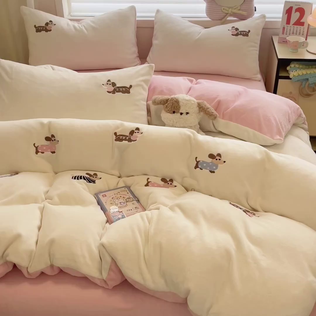 91家纺网 家纺一手货源 找家纺 如一 2025新款200克缸染高克重精绣牛奶绒四件套 绒-腊肠狗-白粉