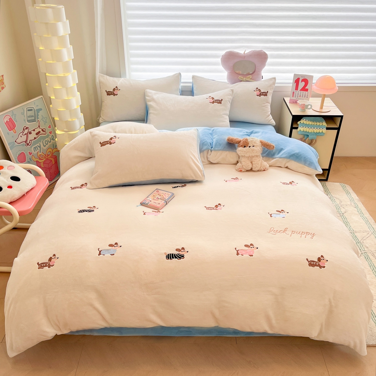 91家纺网 家纺一手货源 找家纺 如一 2025新款200克缸染高克重精绣牛奶绒四件套 绒-腊肠狗-白蓝