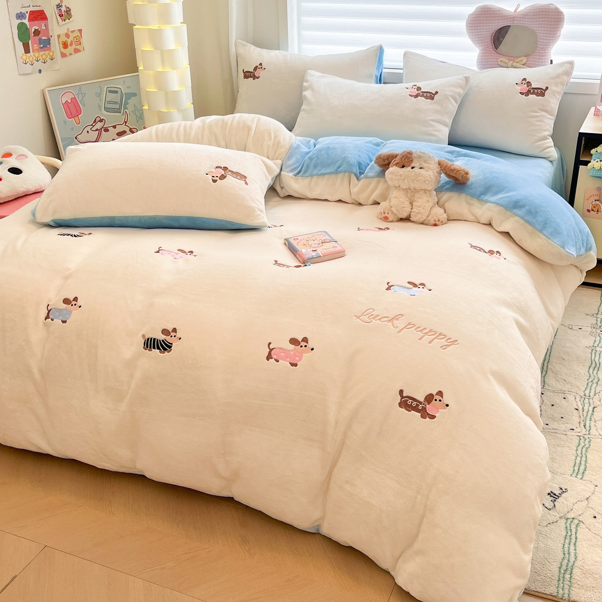 91家纺网 家纺一手货源 找家纺 如一 2025新款200克缸染高克重精绣牛奶绒四件套 绒-腊肠狗-白蓝