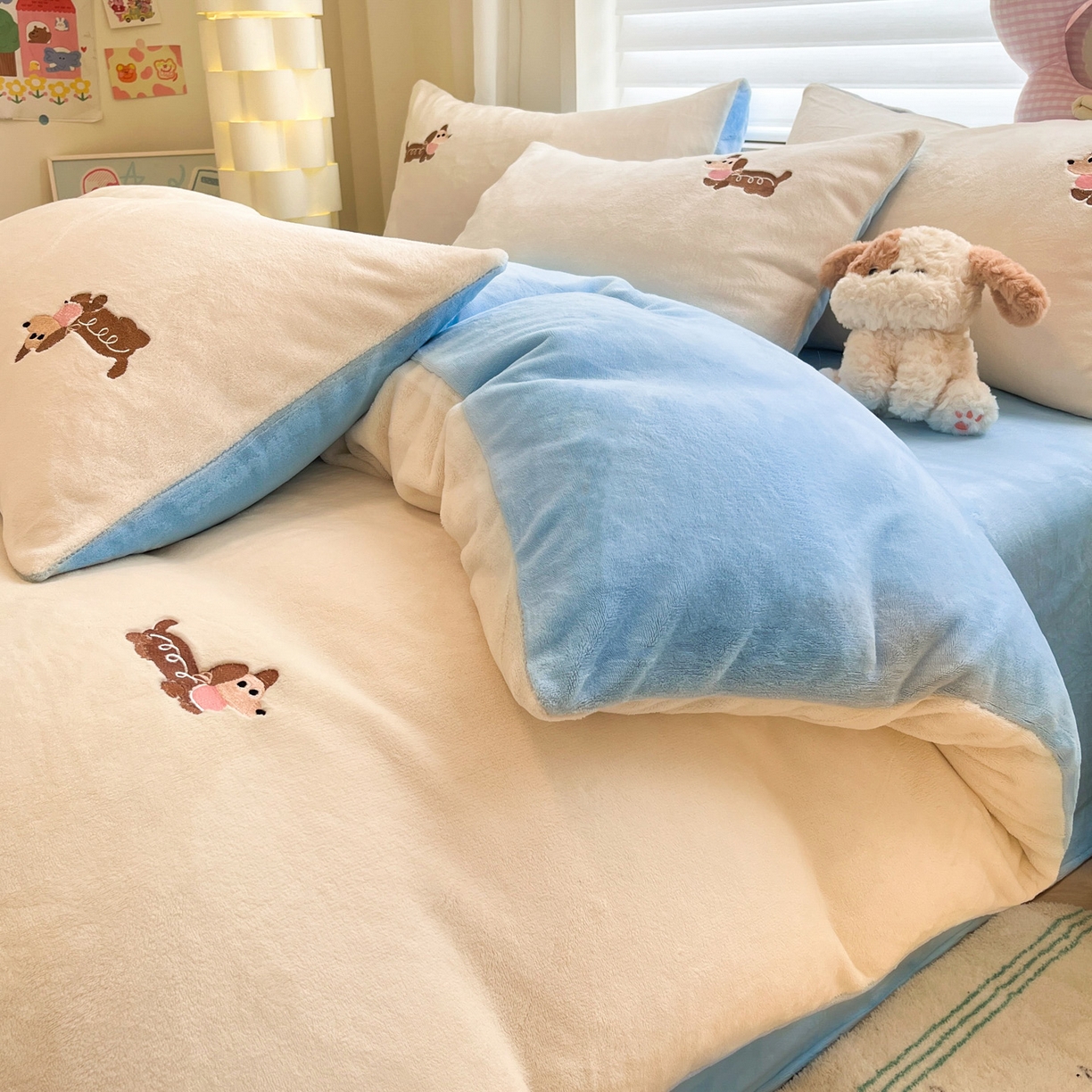 91家纺网 家纺一手货源 找家纺 如一 2025新款200克缸染高克重精绣牛奶绒四件套 绒-腊肠狗-白蓝