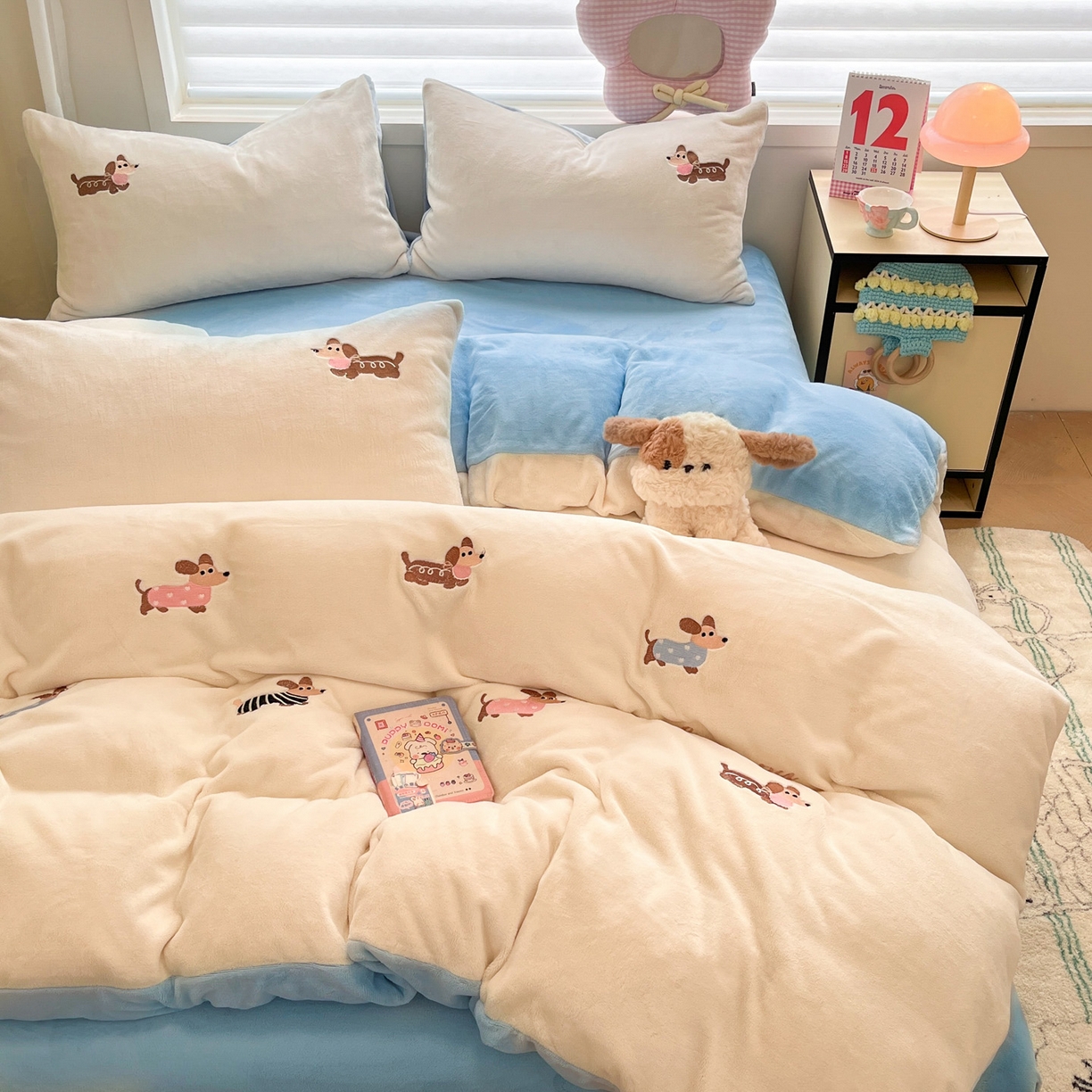 91家纺网 家纺一手货源 找家纺 如一 2025新款200克缸染高克重精绣牛奶绒四件套 绒-腊肠狗-白蓝