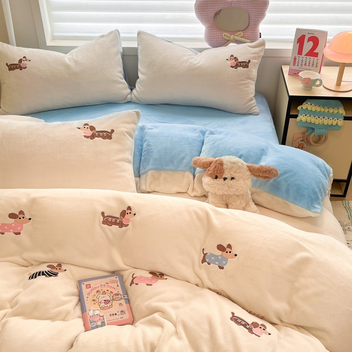 91家纺网 家纺一手货源 找家纺 如一 2025新款200克缸染高克重精绣牛奶绒四件套 绒-腊肠狗-白蓝