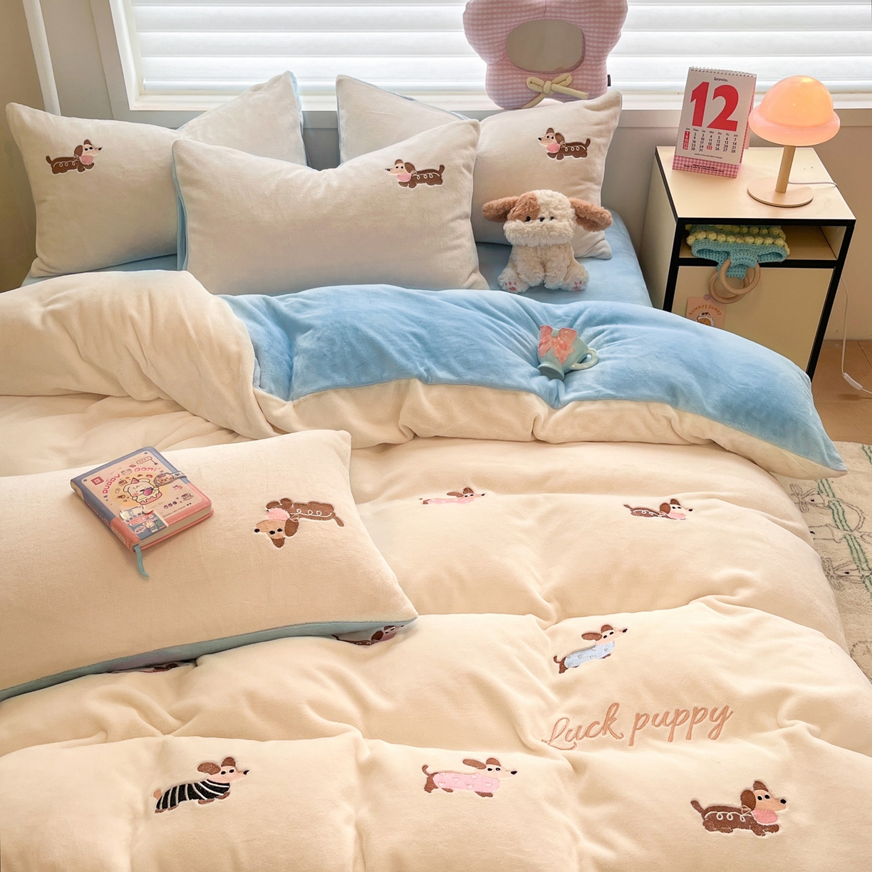 91家纺网 家纺一手货源 找家纺 如一 2025新款200克缸染高克重精绣牛奶绒四件套 绒-腊肠狗-白蓝