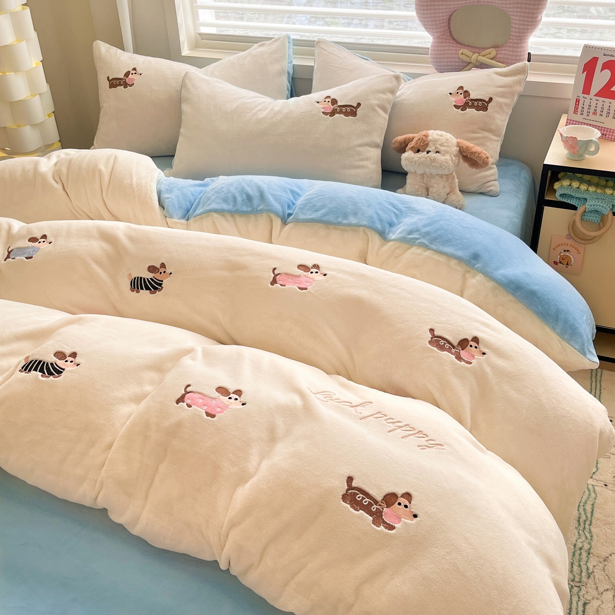 91家纺网 家纺一手货源 找家纺 如一 2025新款200克缸染高克重精绣牛奶绒四件套 绒-腊肠狗-白蓝