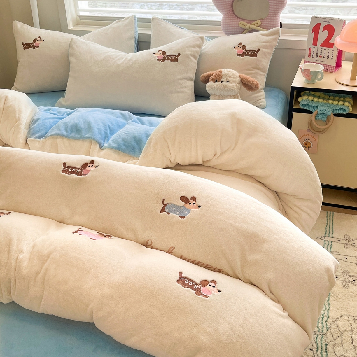 91家纺网 家纺一手货源 找家纺 如一 2025新款200克缸染高克重精绣牛奶绒四件套 绒-腊肠狗-白蓝