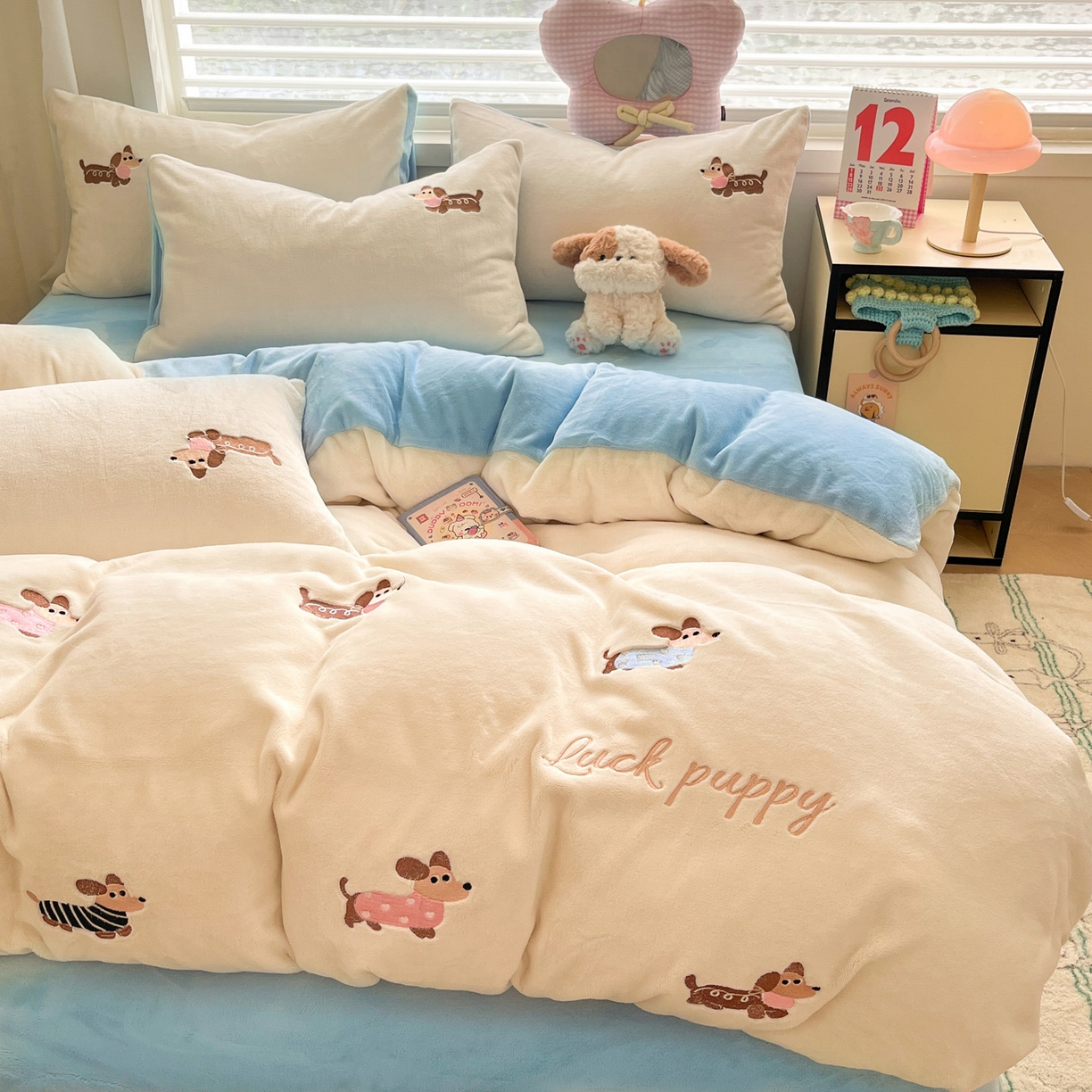 91家纺网 家纺一手货源 找家纺 如一 2025新款200克缸染高克重精绣牛奶绒四件套 绒-腊肠狗-白蓝