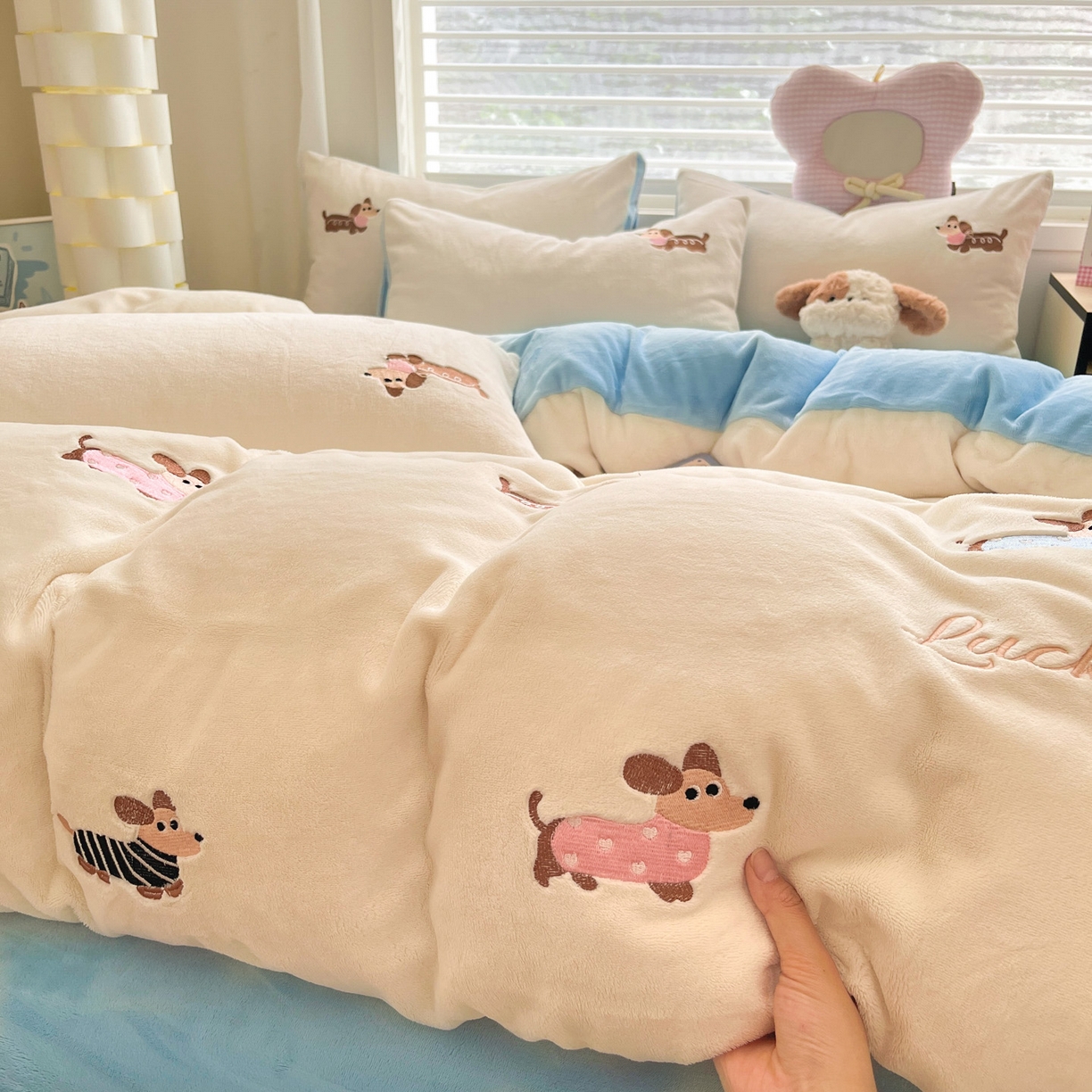 91家纺网 家纺一手货源 找家纺 如一 2025新款200克缸染高克重精绣牛奶绒四件套 绒-腊肠狗-白蓝