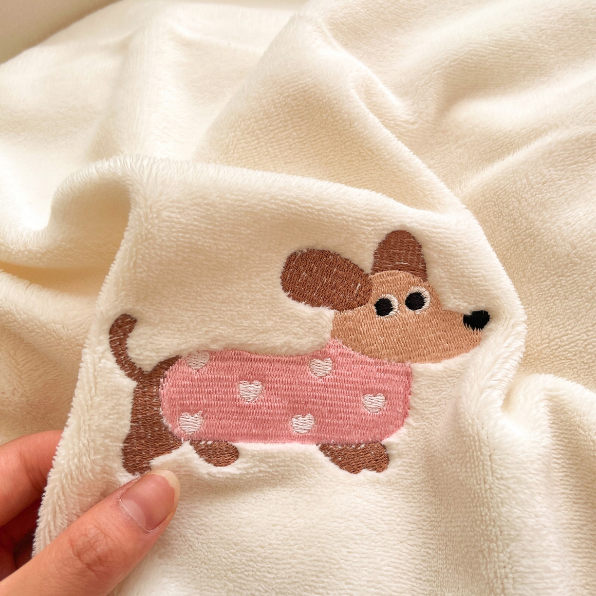 91家纺网 家纺一手货源 找家纺 如一 2025新款200克缸染高克重精绣牛奶绒四件套 绒-腊肠狗-白蓝