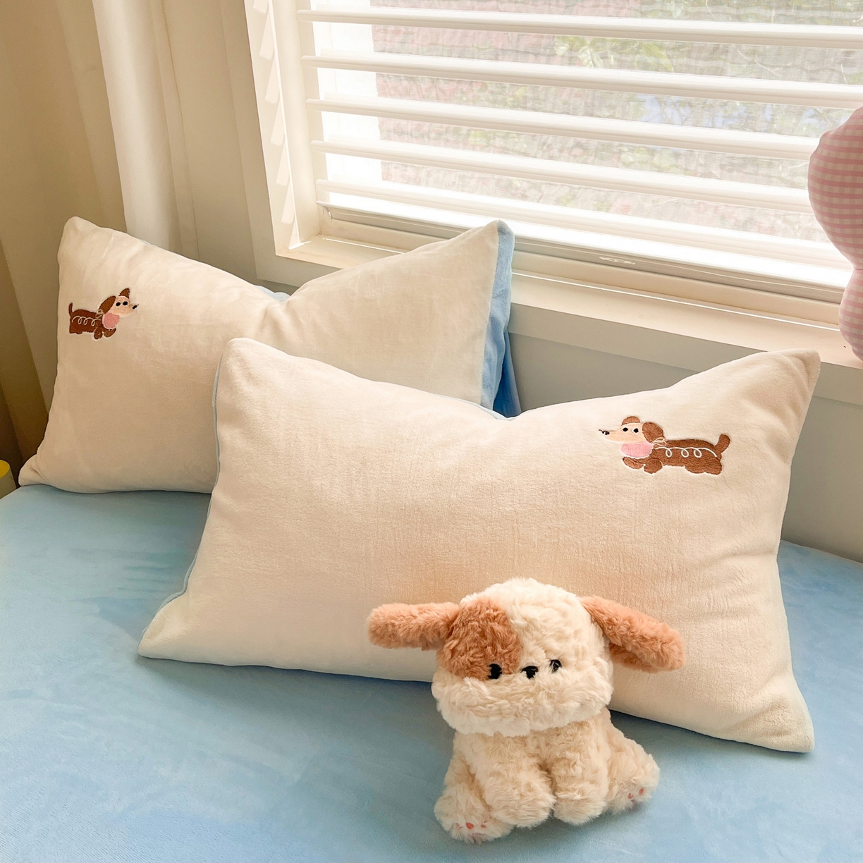 91家纺网 家纺一手货源 找家纺 如一 2025新款200克缸染高克重精绣牛奶绒四件套 绒-腊肠狗-白蓝