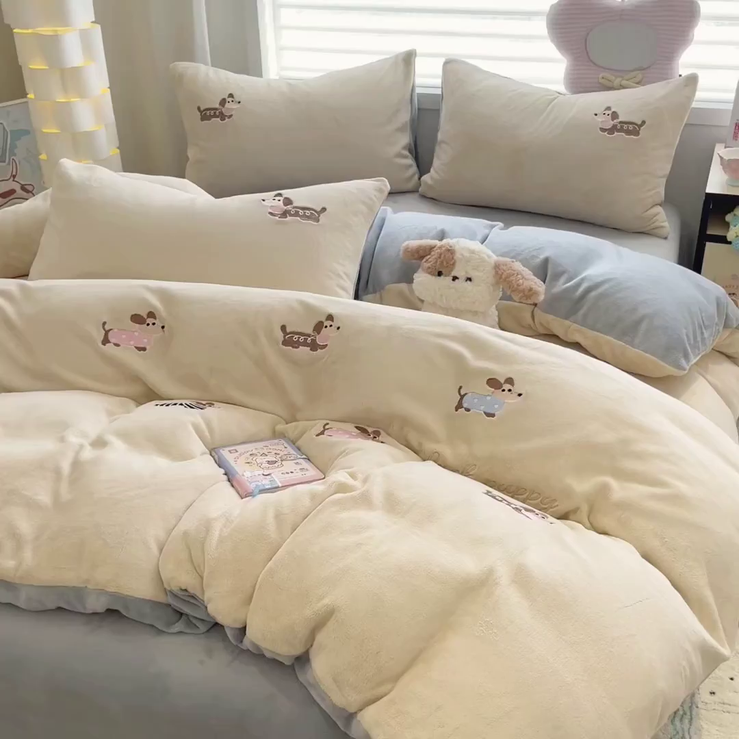 91家纺网 家纺一手货源 找家纺 如一 2025新款200克缸染高克重精绣牛奶绒四件套 绒-腊肠狗-白蓝