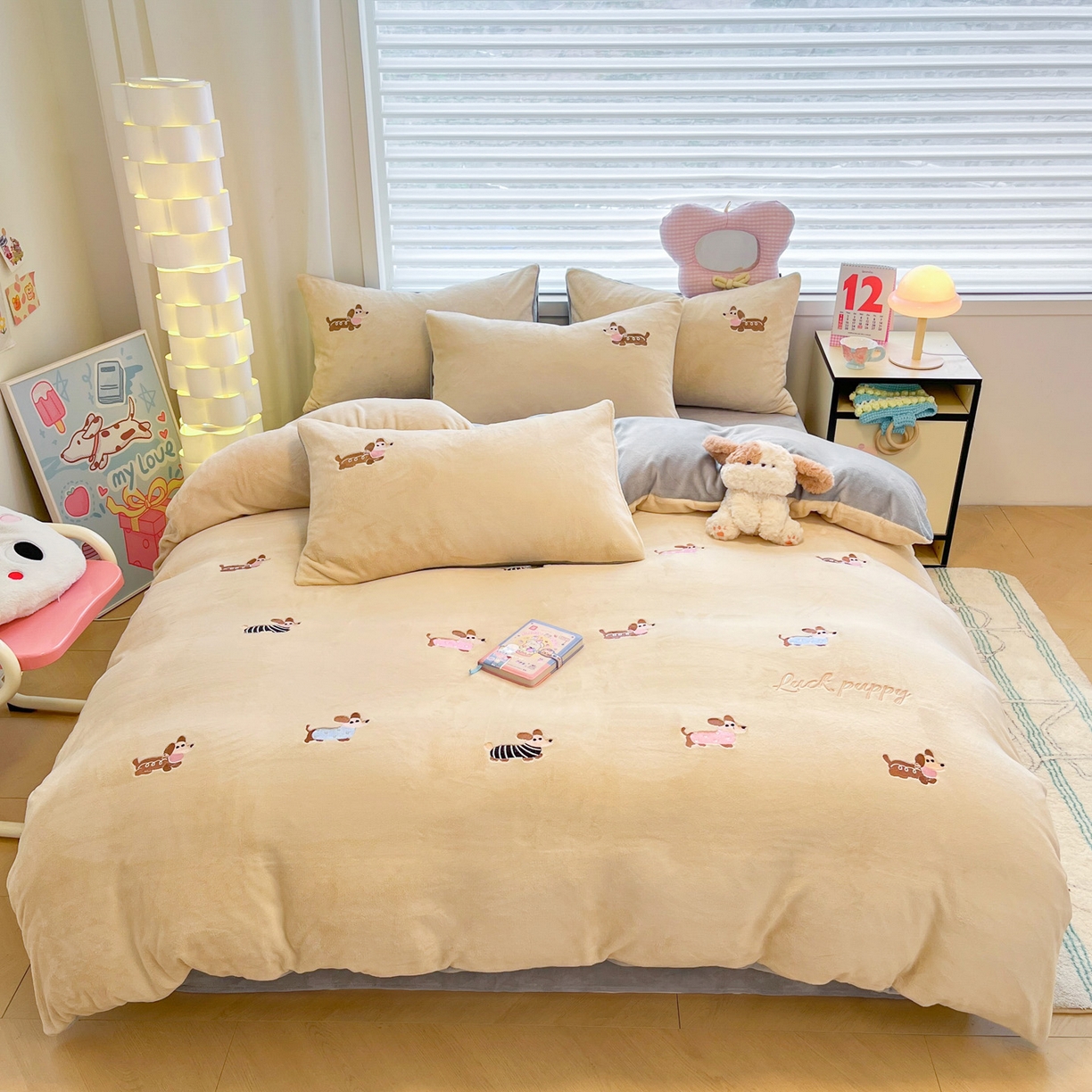 91家纺网 家纺一手货源 找家纺 如一 2025新款200克缸染高克重精绣牛奶绒四件套 绒-腊肠狗-杏灰