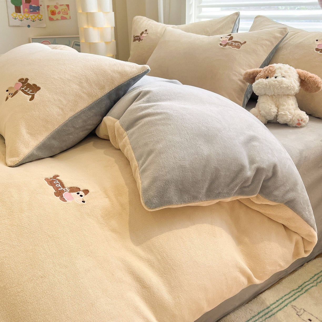 91家纺网 家纺一手货源 找家纺 如一 2025新款200克缸染高克重精绣牛奶绒四件套 绒-腊肠狗-杏灰