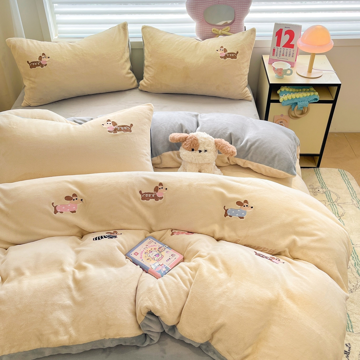 91家纺网 家纺一手货源 找家纺 如一 2025新款200克缸染高克重精绣牛奶绒四件套 绒-腊肠狗-杏灰