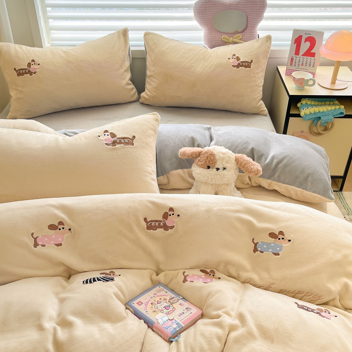 91家纺网 家纺一手货源 找家纺 如一 2025新款200克缸染高克重精绣牛奶绒四件套 绒-腊肠狗-杏灰