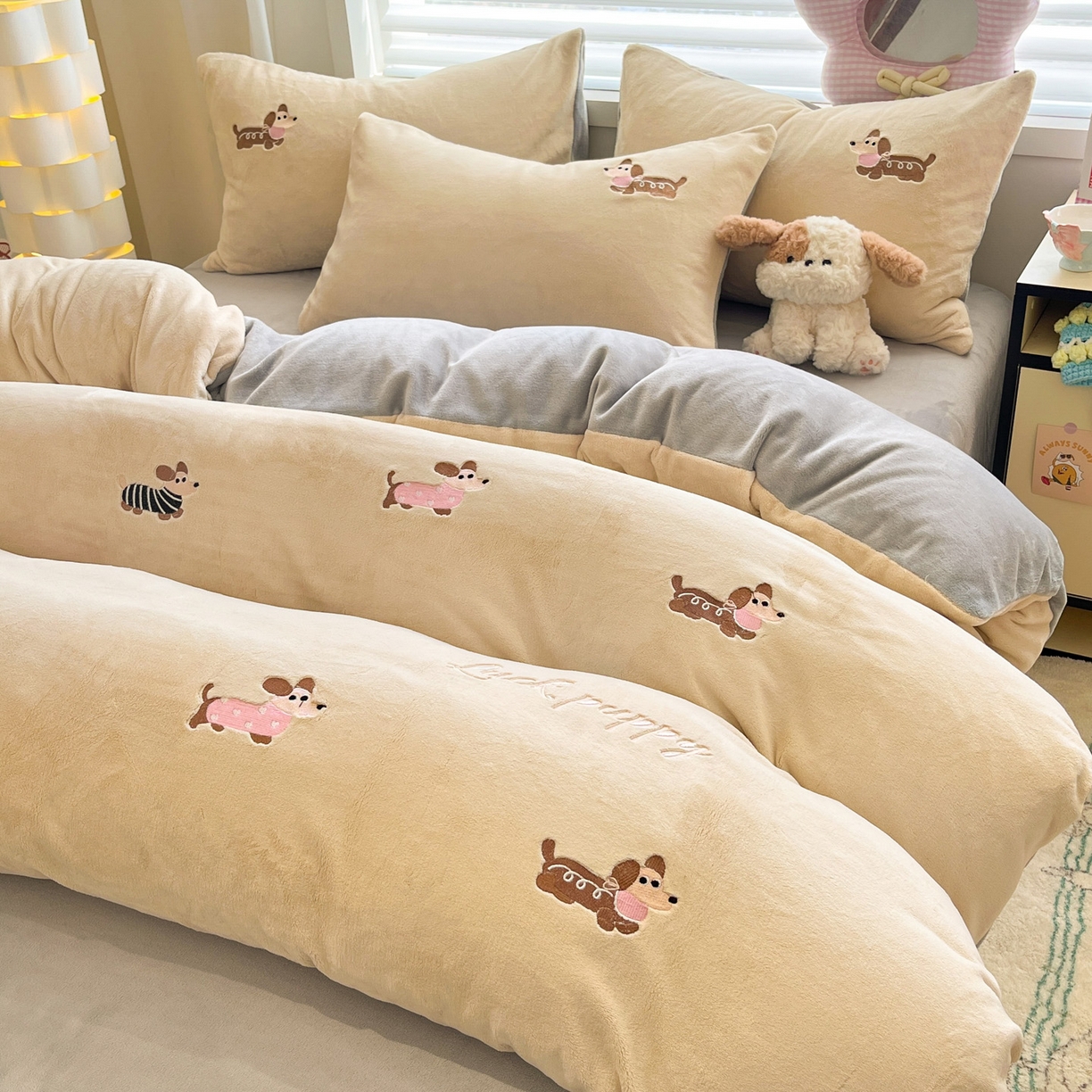 91家纺网 家纺一手货源 找家纺 如一 2025新款200克缸染高克重精绣牛奶绒四件套 绒-腊肠狗-杏灰