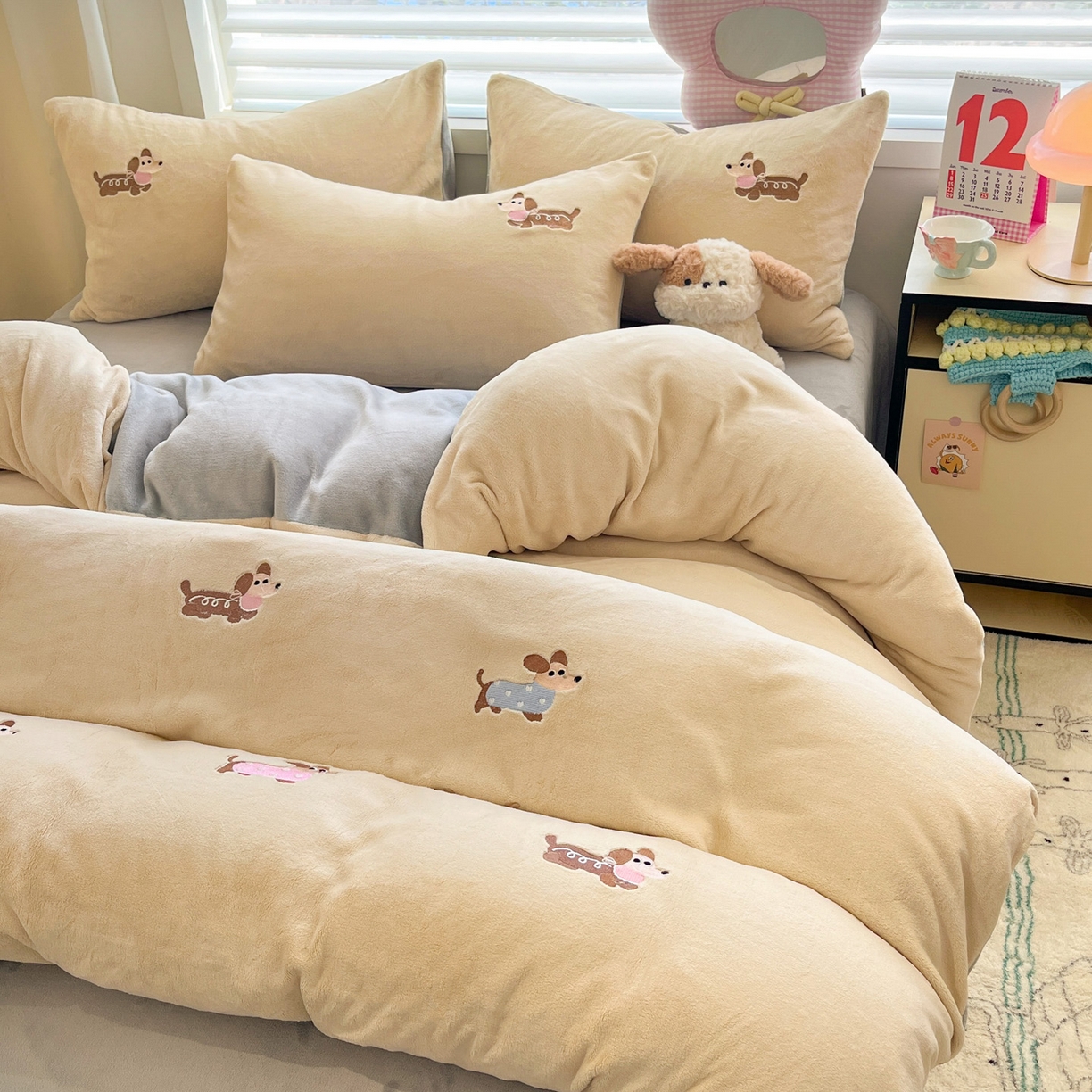 91家纺网 家纺一手货源 找家纺 如一 2025新款200克缸染高克重精绣牛奶绒四件套 绒-腊肠狗-杏灰