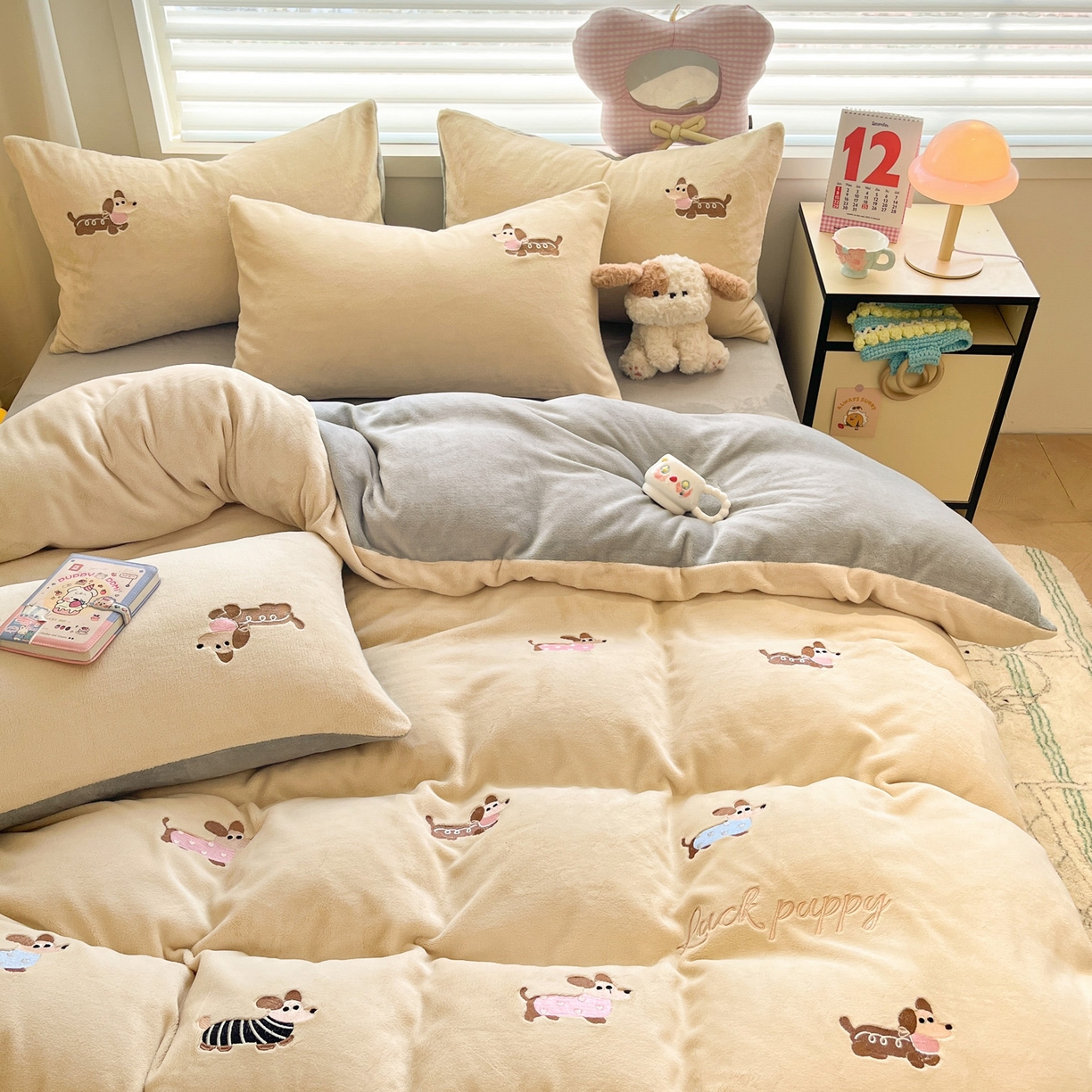 91家纺网 家纺一手货源 找家纺 如一 2025新款200克缸染高克重精绣牛奶绒四件套 绒-腊肠狗-杏灰