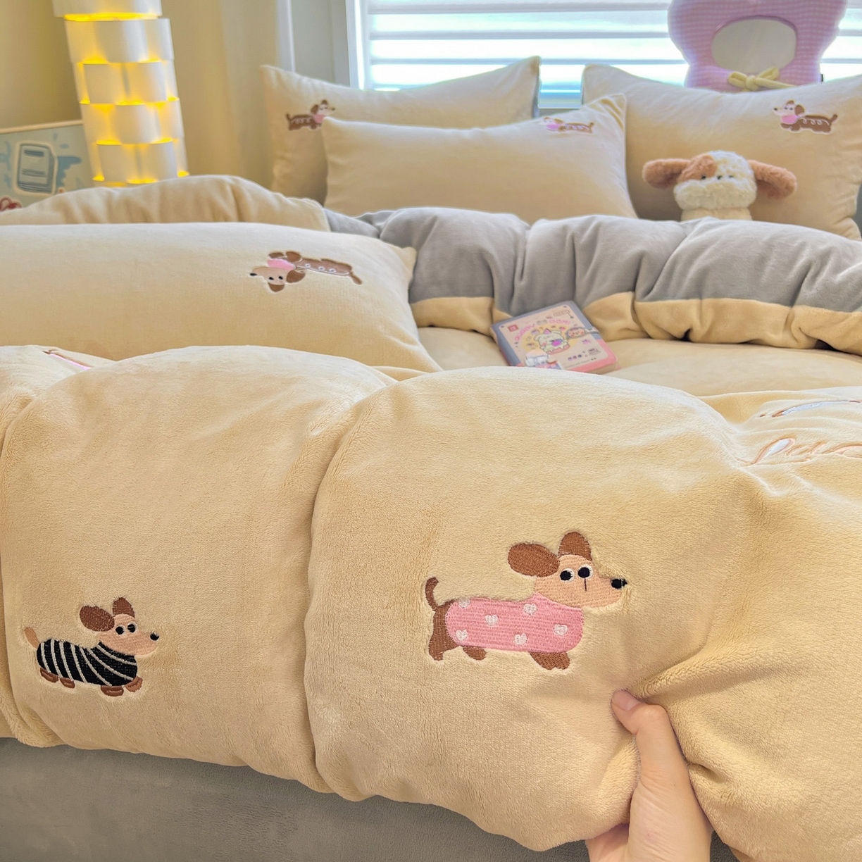 91家纺网 家纺一手货源 找家纺 如一 2025新款200克缸染高克重精绣牛奶绒四件套 绒-腊肠狗-杏灰