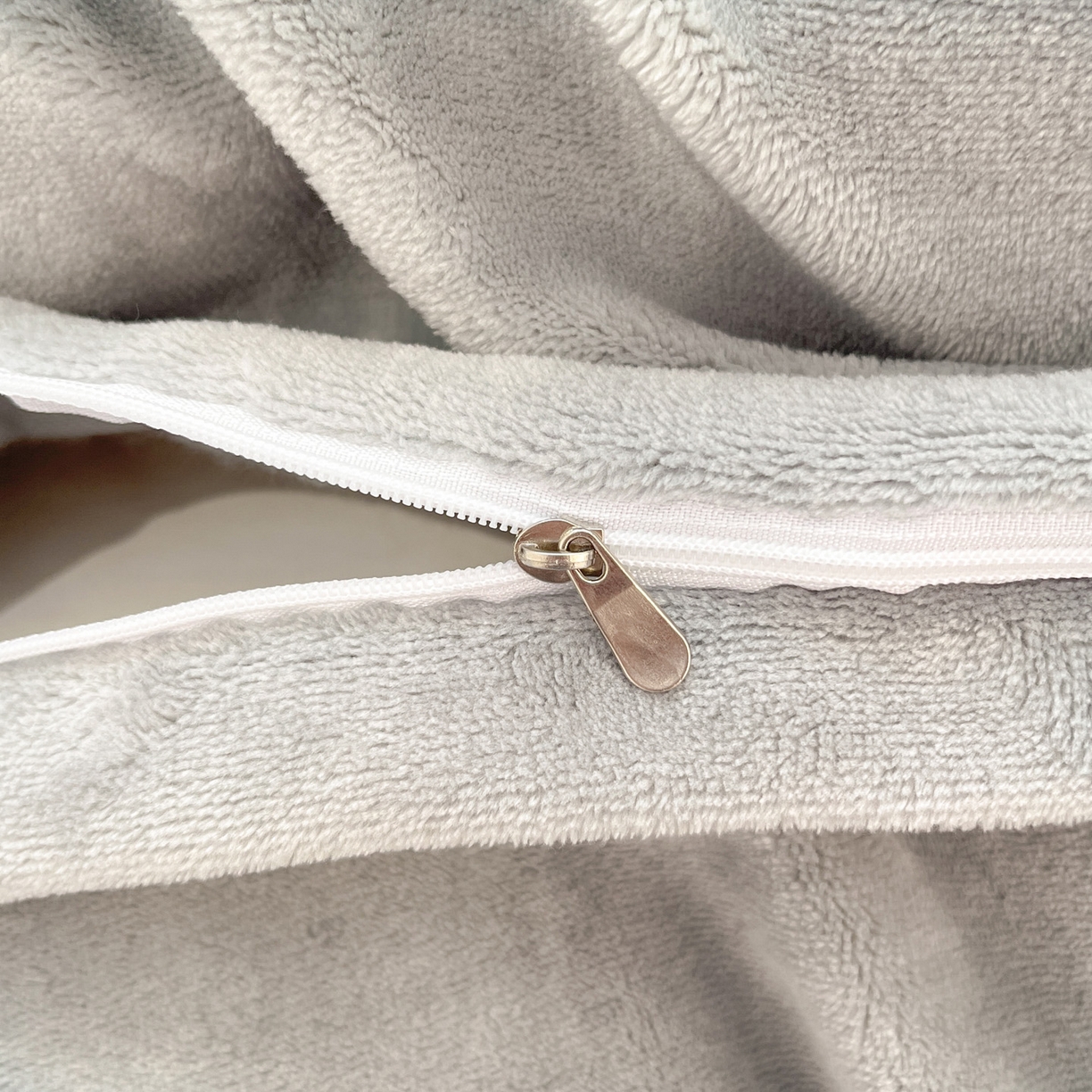 91家纺网 家纺一手货源 找家纺 如一 2025新款200克缸染高克重精绣牛奶绒四件套 绒-腊肠狗-杏灰