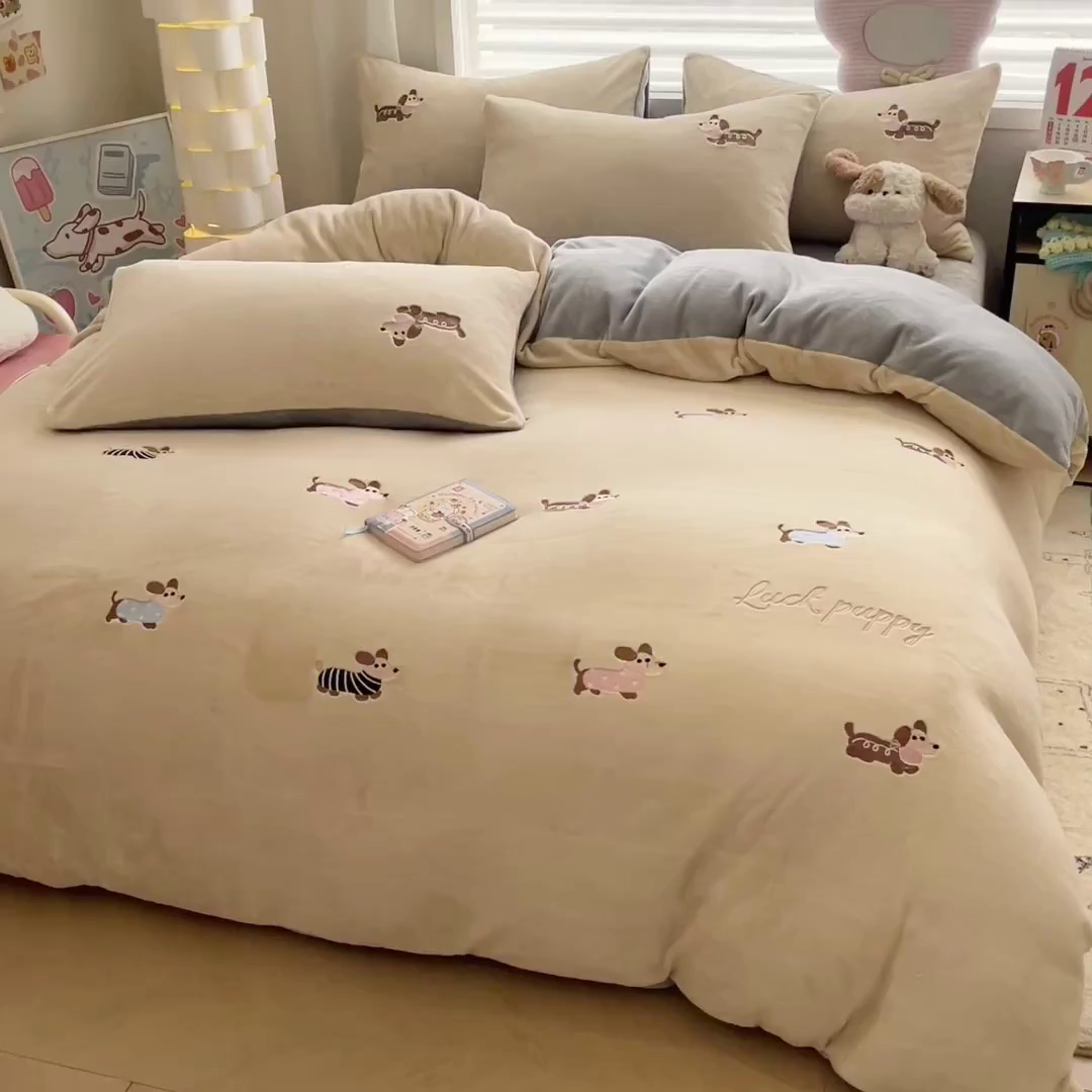 91家纺网 家纺一手货源 找家纺 如一 2025新款200克缸染高克重精绣牛奶绒四件套 绒-腊肠狗-杏灰