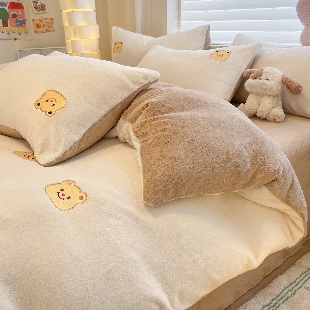 91家纺网 家纺一手货源 找家纺 如一 2025新款200克缸染高克重精绣牛奶绒四件套 绒-奶油熊-白咖