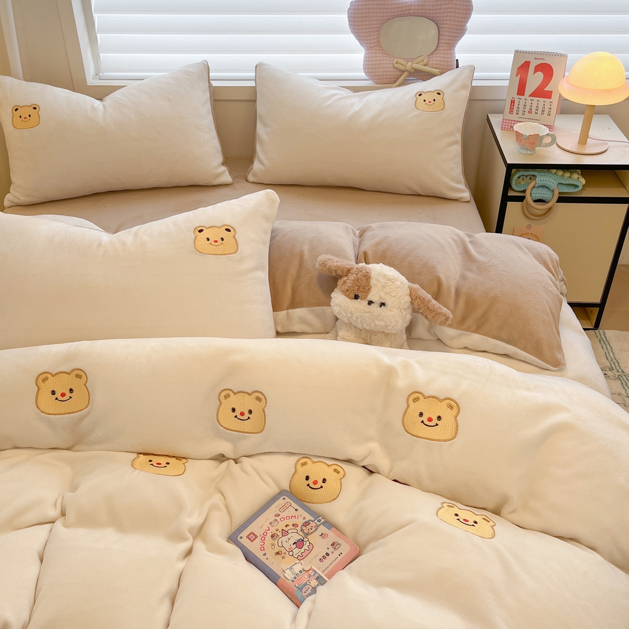 91家纺网 家纺一手货源 找家纺 如一 2025新款200克缸染高克重精绣牛奶绒四件套 绒-奶油熊-白咖