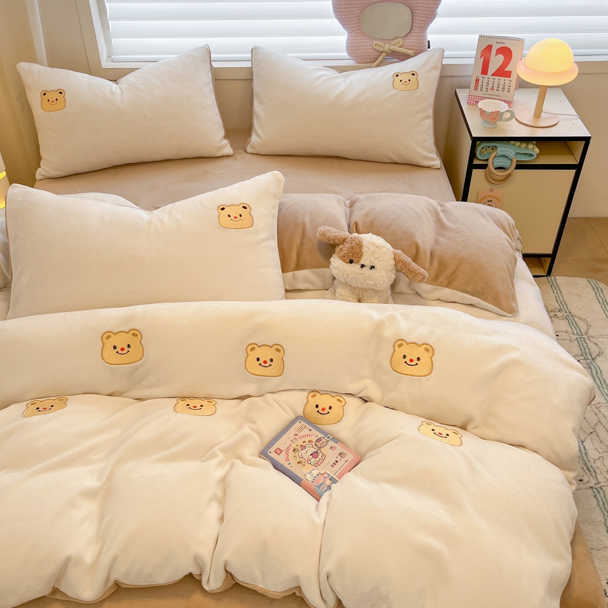 91家纺网 家纺一手货源 找家纺 如一 2025新款200克缸染高克重精绣牛奶绒四件套 绒-奶油熊-白咖