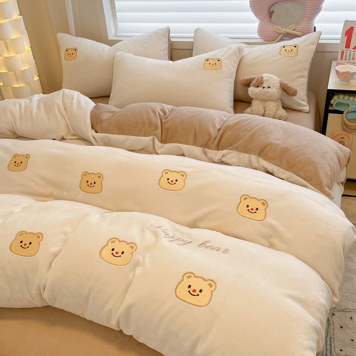 91家纺网 家纺一手货源 找家纺 如一 2025新款200克缸染高克重精绣牛奶绒四件套 绒-奶油熊-白咖