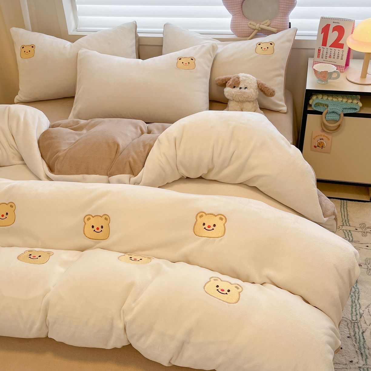 91家纺网 家纺一手货源 找家纺 如一 2025新款200克缸染高克重精绣牛奶绒四件套 绒-奶油熊-白咖