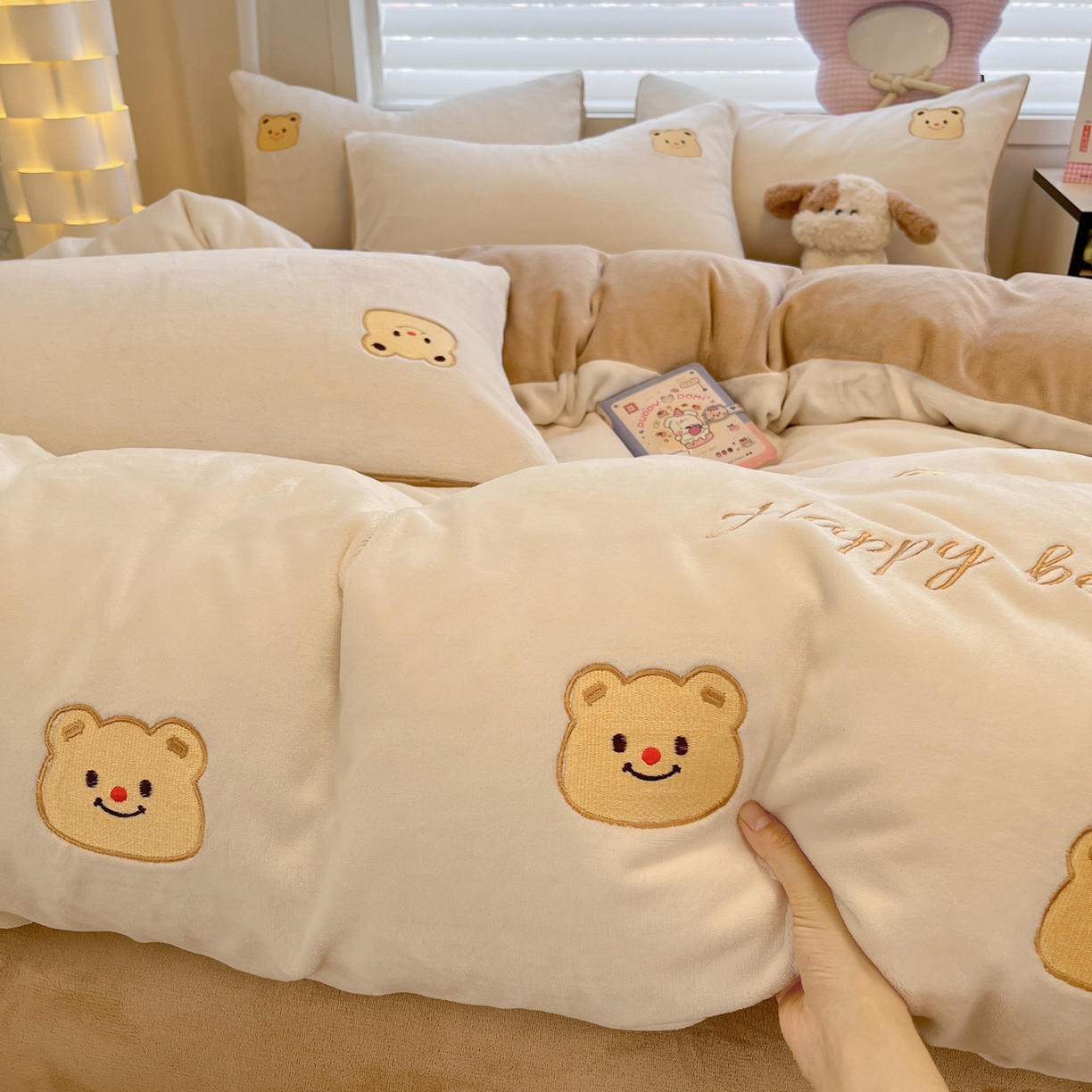 91家纺网 家纺一手货源 找家纺 如一 2025新款200克缸染高克重精绣牛奶绒四件套 绒-奶油熊-白咖