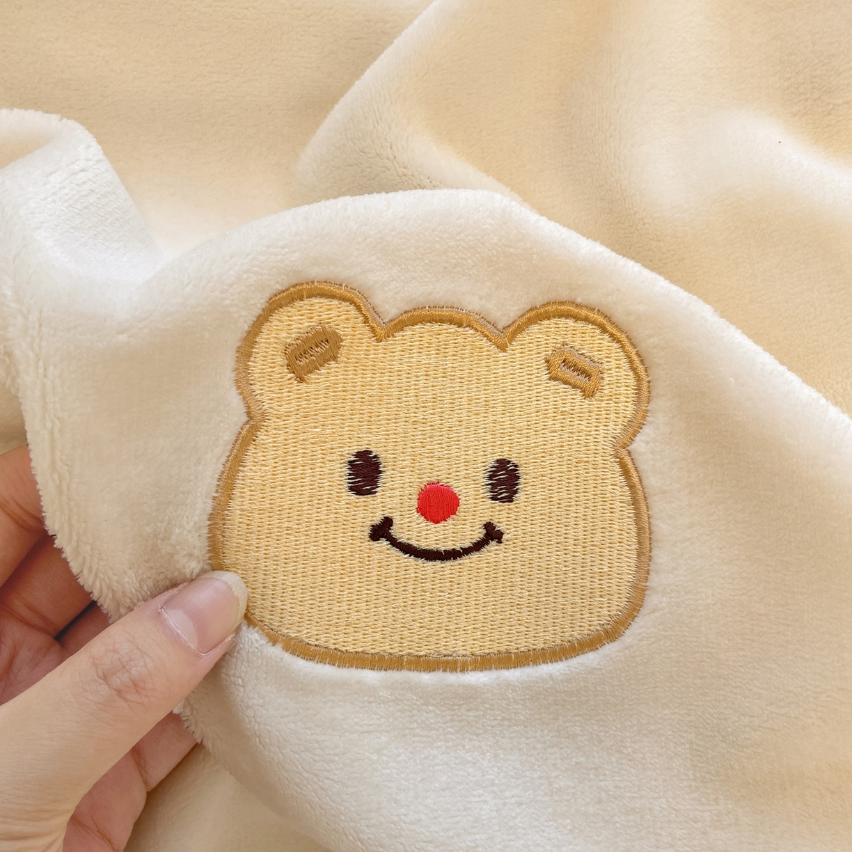 91家纺网 家纺一手货源 找家纺 如一 2025新款200克缸染高克重精绣牛奶绒四件套 绒-奶油熊-白咖