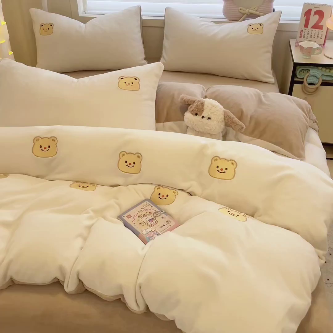 91家纺网 家纺一手货源 找家纺 如一 2025新款200克缸染高克重精绣牛奶绒四件套 绒-奶油熊-白咖